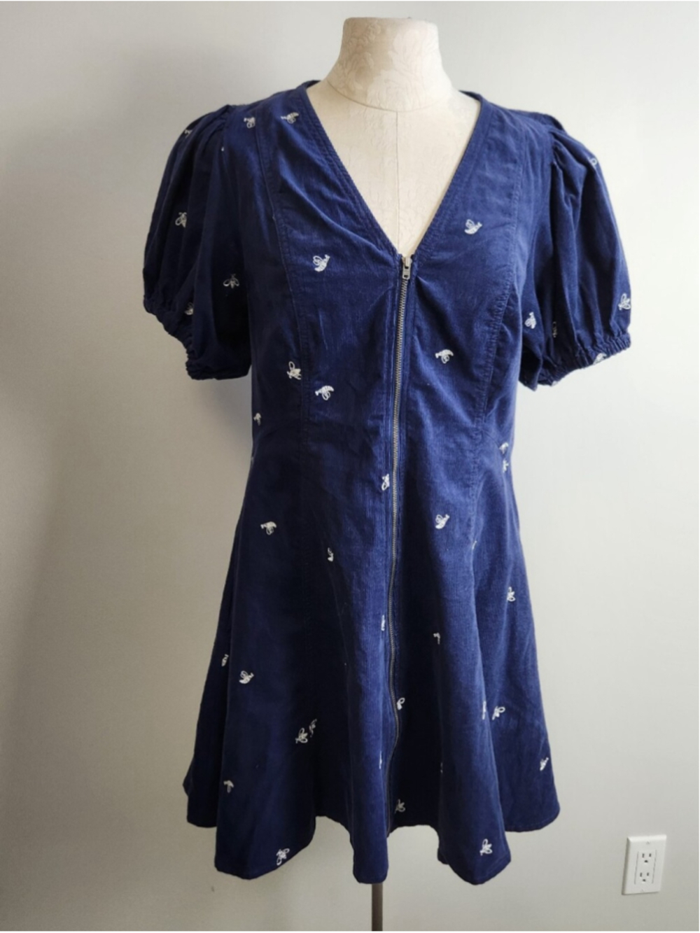 Pilcro Anthropologie Corduroy Blue Dress Puff Sleeve Embroidered Bees Sz M Cute - Picture 3 of 12